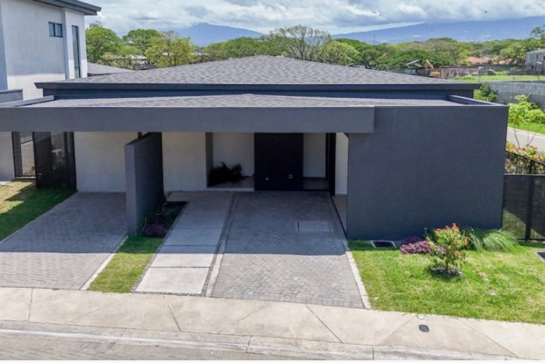 Se alquila casa a grande en Lindora.