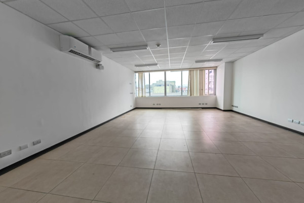 Se alquila oficina en Latitud Dent. 60m2.