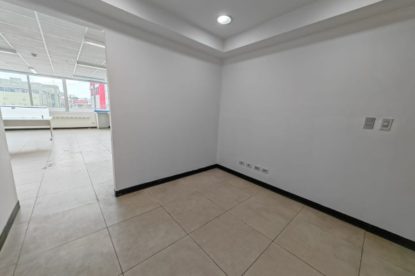 Se alquila oficina en Latitud Dent. 60m2.