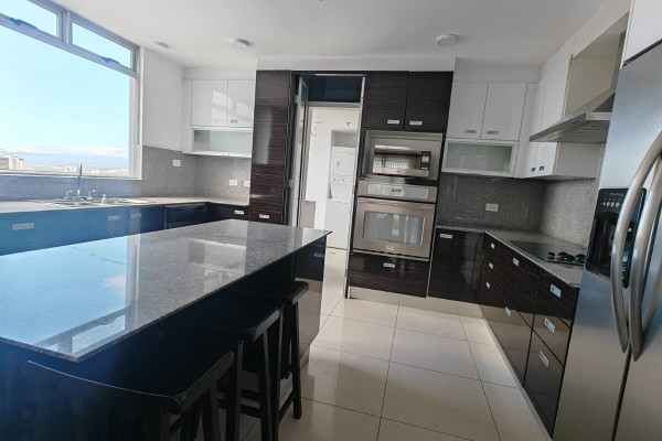 Se alquila Pent House cerca del Parque La Sabana.