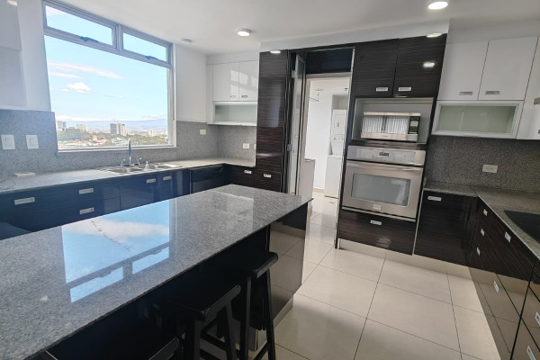 Se alquila Pent House cerca del Parque La Sabana.