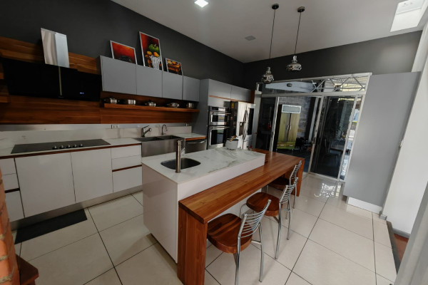 Venta de casa en Piedades de Santa Ana. Residencial privado.