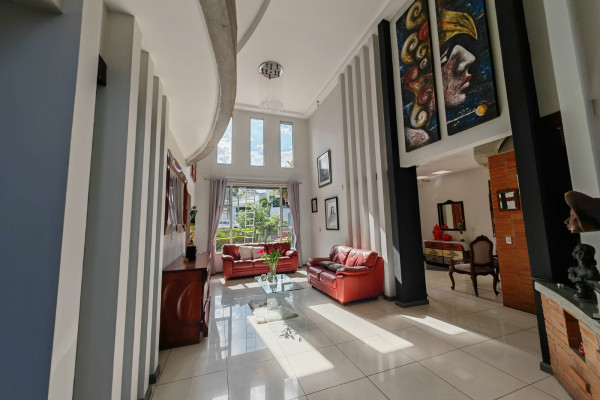 Venta de casa en Piedades de Santa Ana. Residencial privado.