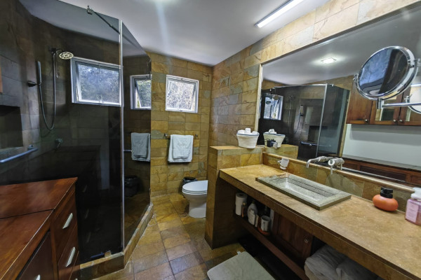 Venta de casa en Piedades de Santa Ana. Residencial privado.