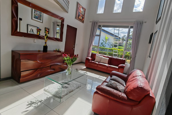 Venta de casa en Piedades de Santa Ana. Residencial privado.