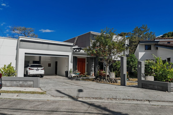 Venta de casa en Piedades de Santa Ana. Residencial privado.