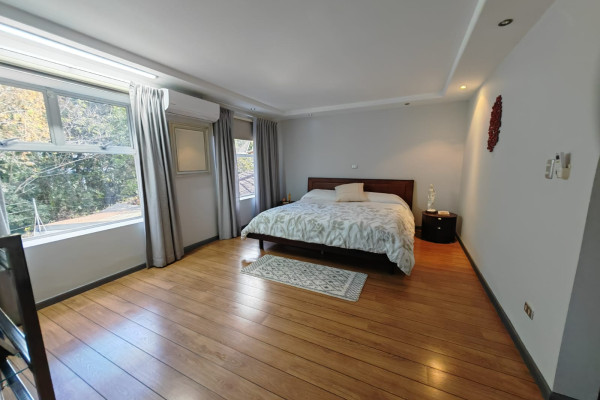 Venta de casa en Piedades de Santa Ana. Residencial privado.