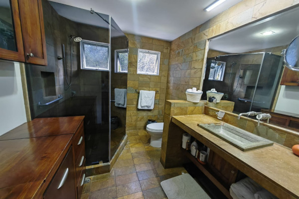 Venta de casa en Piedades de Santa Ana. Residencial privado.