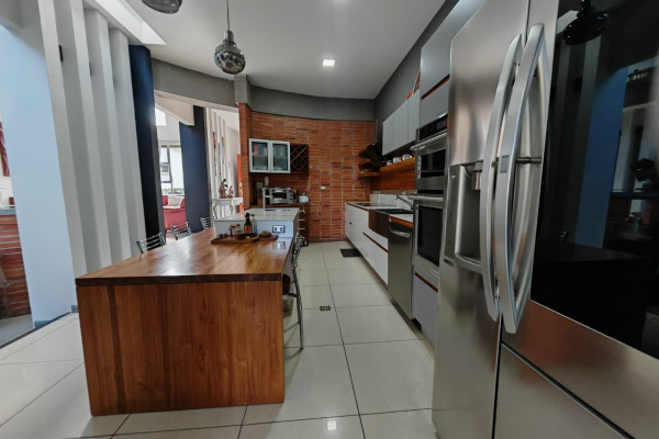 Venta de casa en Piedades de Santa Ana. Residencial privado.