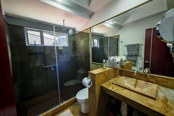 Venta de casa en Piedades de Santa Ana. Residencial privado.