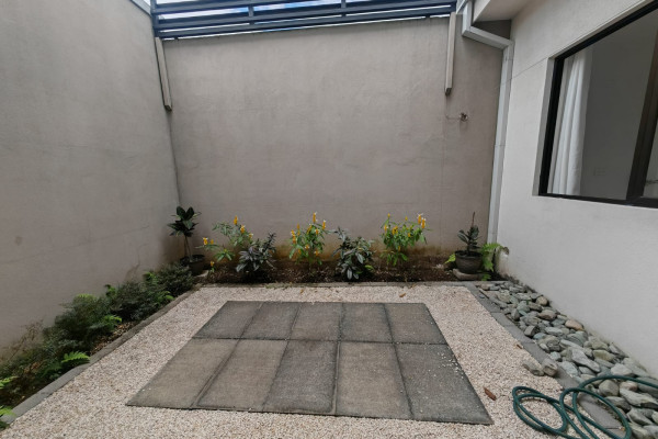Se alquila casa en Escazú Urbano. Con patio.
