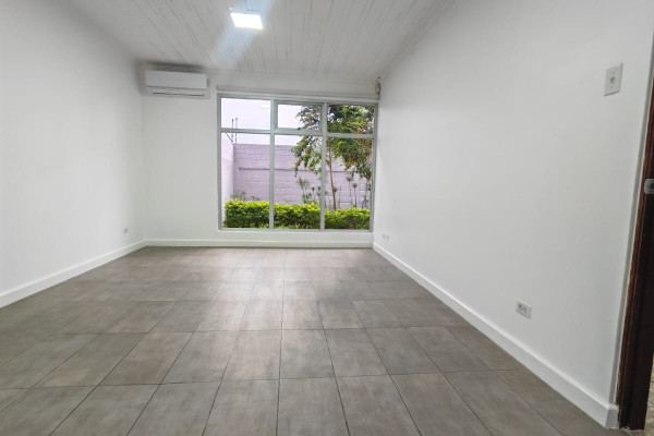 Se alquila casa una planta en Sabana Norte. Uso Mixto.