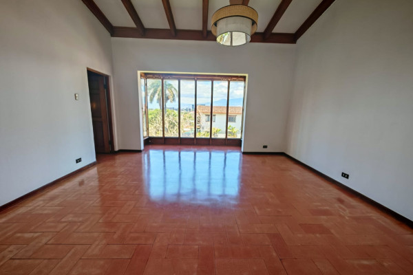 Se alquila apartamento en   BELLO HORIZONTE – ESCAZÚ.