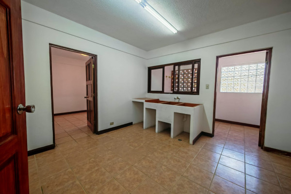 Se alquila apartamento grande en Escazú.
