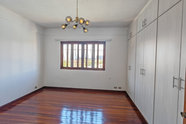 Se alquila apartamento grande en Escazú.