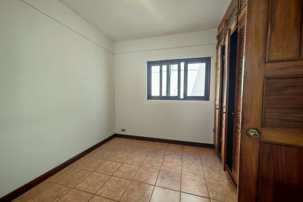 Se alquila apartamento grande en Escazú.