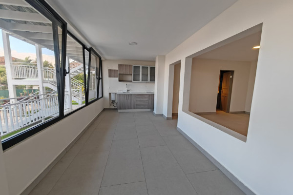 SE ALQUILA APARTAMENTO A ESTRENAR EN ESCAZÚ – 90 m².