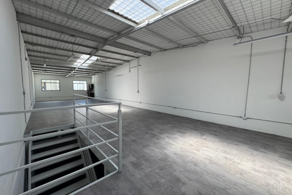Se alquila Ofi-Bodega Independiente en San José cerca de antigua Yanber – 240 m².