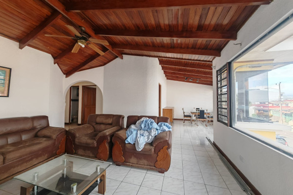 Se alquila apartamento grande en Rohrmoser.