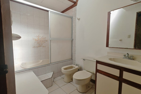 Se alquila apartamento grande en Rohrmoser.