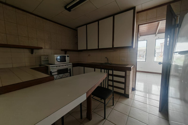 Se alquila apartamento grande en Rohrmoser.