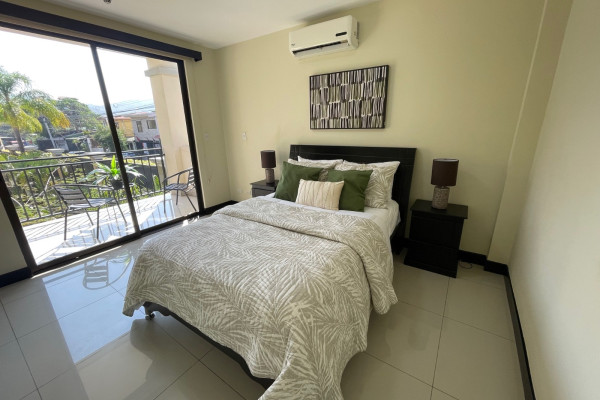 Se alquila Pent-house en Montesol, Santa Ana. Amoblado.