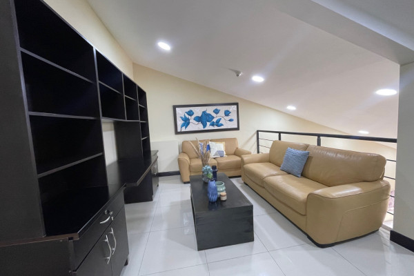 Se alquila Pent-house en Montesol, Santa Ana. Amoblado.