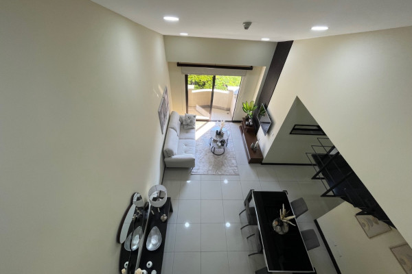 Se alquila Pent-house en Montesol, Santa Ana. Amoblado.