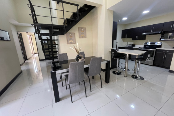 Se alquila Pent-house en Montesol, Santa Ana. Amoblado.