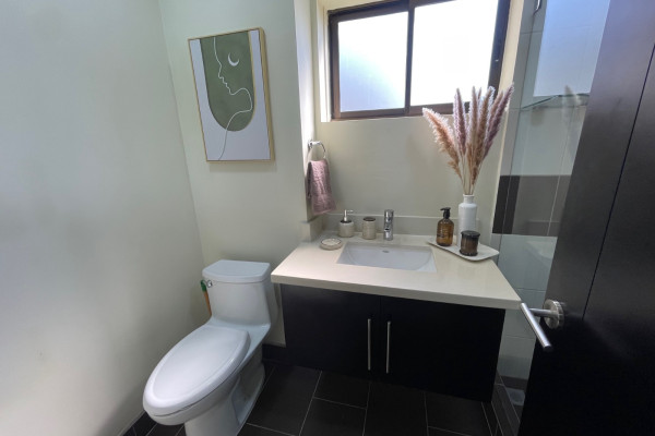 Se alquila Pent-house en Montesol, Santa Ana. Amoblado.