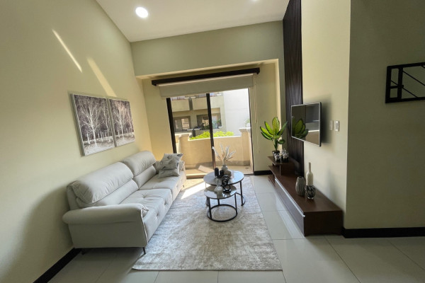 Se alquila Pent-house en Montesol, Santa Ana. Amoblado.