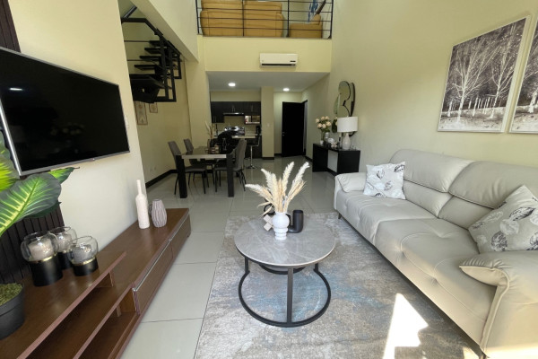 Se alquila Pent-house en Montesol, Santa Ana. Amoblado.