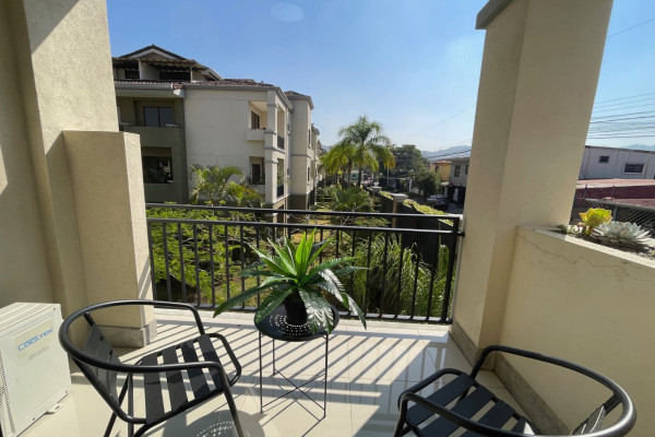 Se alquila Pent-house en Montesol, Santa Ana. Amoblado.