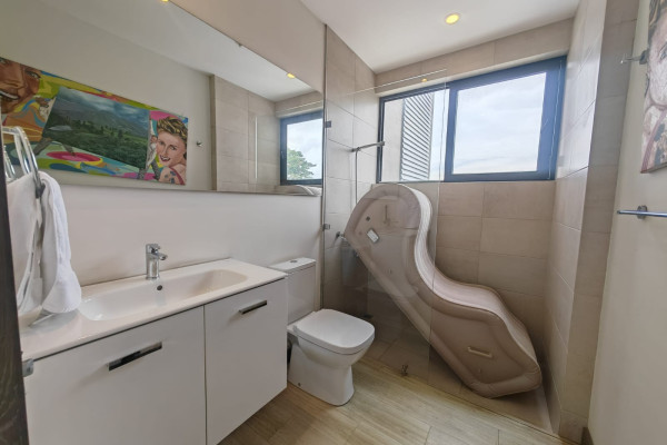 Se alquila moderno apartamento en Condominio Rooftop – Escazú.