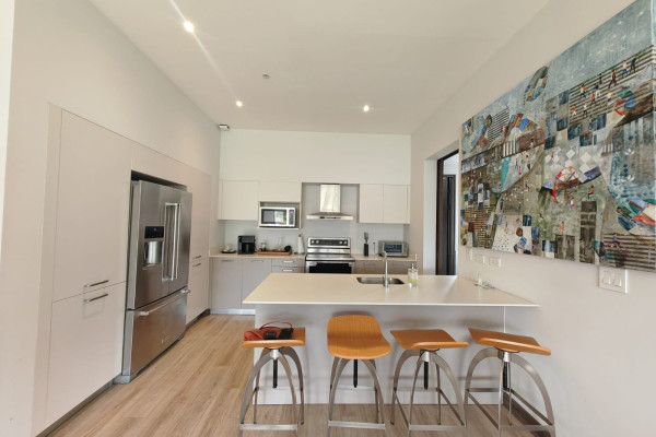 Se alquila moderno apartamento en Condominio Rooftop – Escazú.