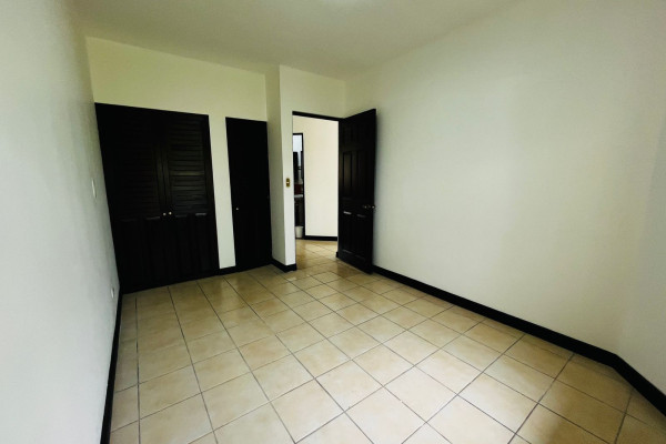 Se  Alquila Apartamento en  Rohrmoser.