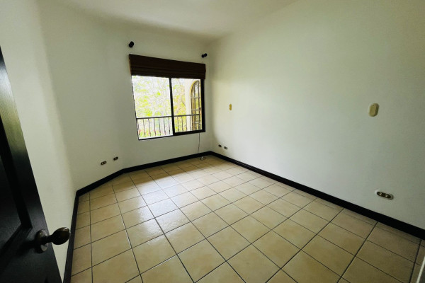 Se  Alquila Apartamento en  Rohrmoser.