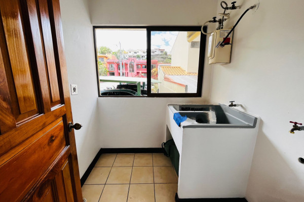 Se  Alquila Apartamento en  Rohrmoser.