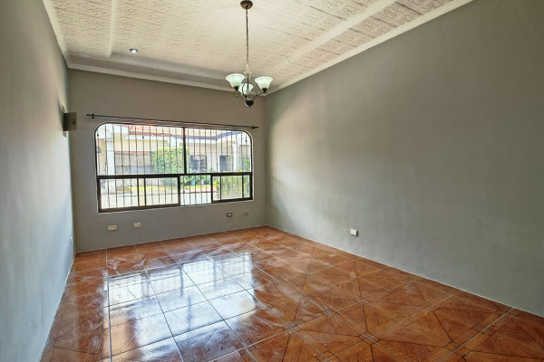 Venta de Casa en Santa Ana – Una Planta.