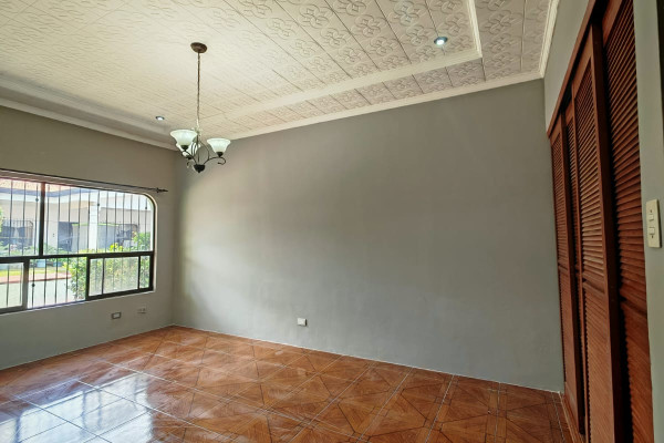 Venta de Casa en Santa Ana – Una Planta.