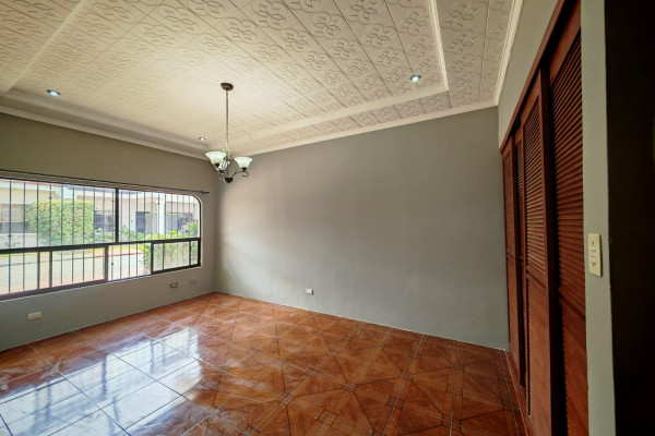 Venta de Casa en Santa Ana – Una Planta.