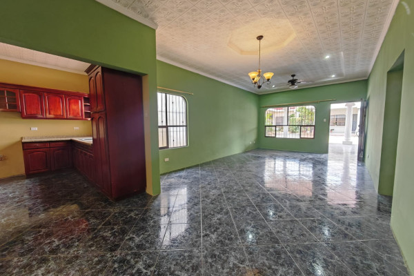 Venta de Casa en Santa Ana – Una Planta.