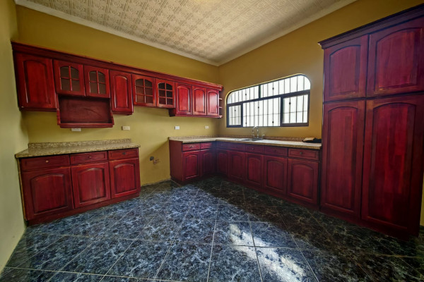 Venta de Casa en Santa Ana – Una Planta.