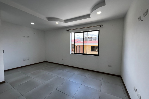 Se alquila apartamento en La Uruca, cerca del Hospital Mexico.