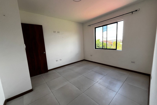 Se alquila apartamento en La Uruca, cerca del Hospital Mexico.