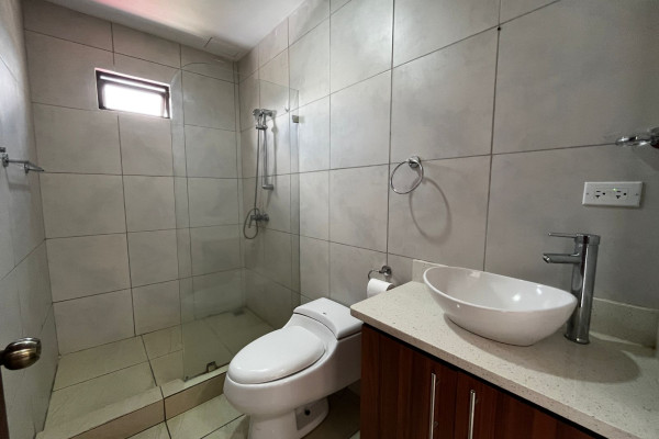 Se alquila apartamento en La Uruca, cerca del Hospital Mexico.