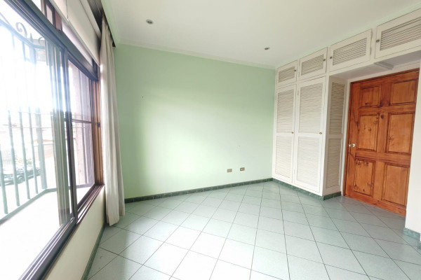 Se vende casa independiente en La Uruca.