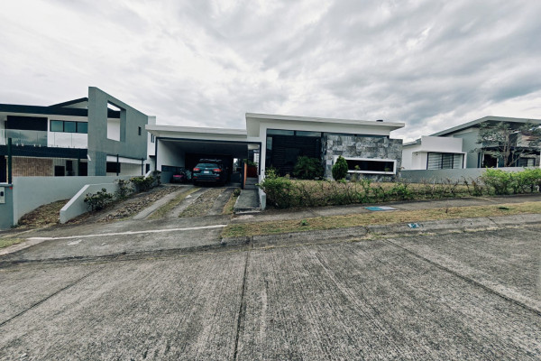 Se vende casa una planta en San Isidro de Heredia.
