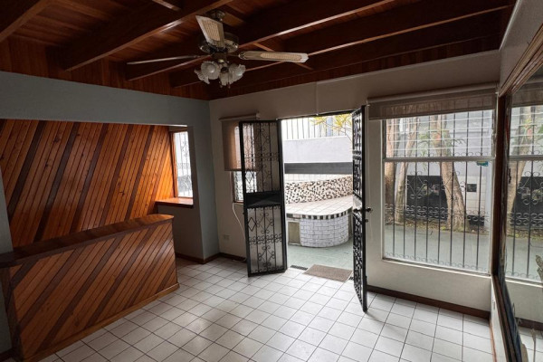 Se alquila casa en La Uruca.