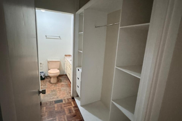 Se alquila casa en La Uruca.